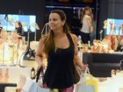 Viviane Araújo tem dia de compras e sai de loja de sapatos com sacolas