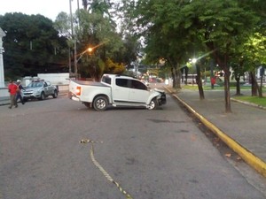 Taxista fica ferido em acidente na Agamenon Magalhães (Foto: Clayton Silva/ Reprodução de WhatsApp)
