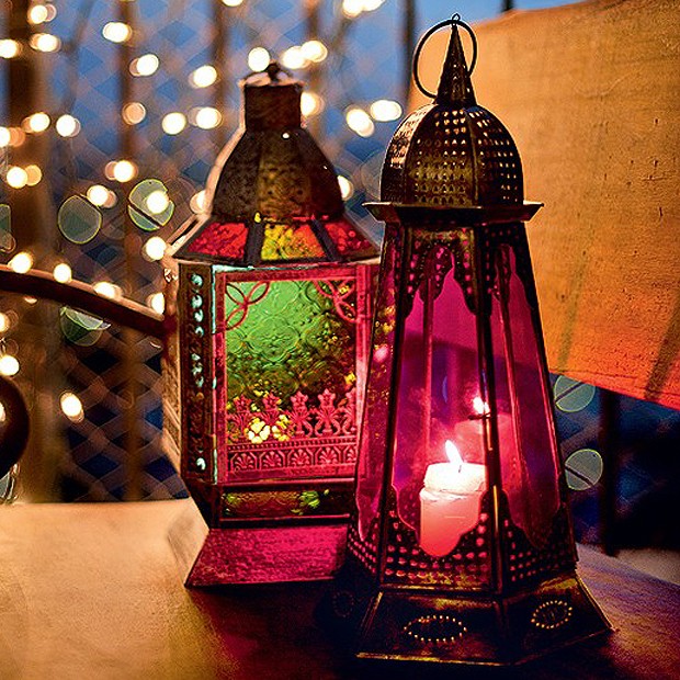 Nada é mais romântico que um jantar á luz de velas, não é? Que tal fugir do óbvio e colocar os pontos de luz dentro de lanternas coloridas? (Foto: Ricardo Corrêa/Casa e Comida)