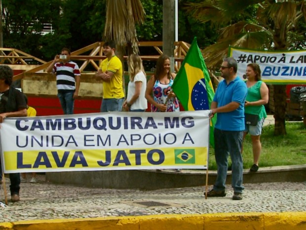 Manifestantes de Cambuquira (MG) também se juntaram ao protesto em Varginha (Foto: Reprodução EPTV / Carlos Cazelato)