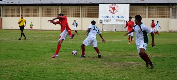 Baré e Roraima se enfrentam no estádio Ribeirão pelo estadual 2013 (Foto: Rodrigo Litaif)