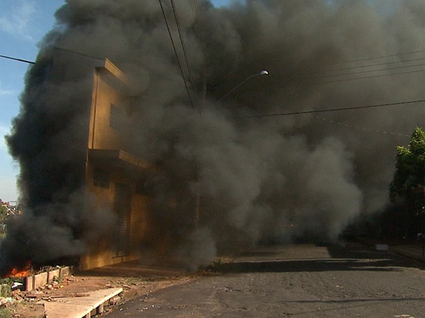 Sobrado é tomado pela fumaça em Ribeirão Preto (Foto: Reprodução EPTV)