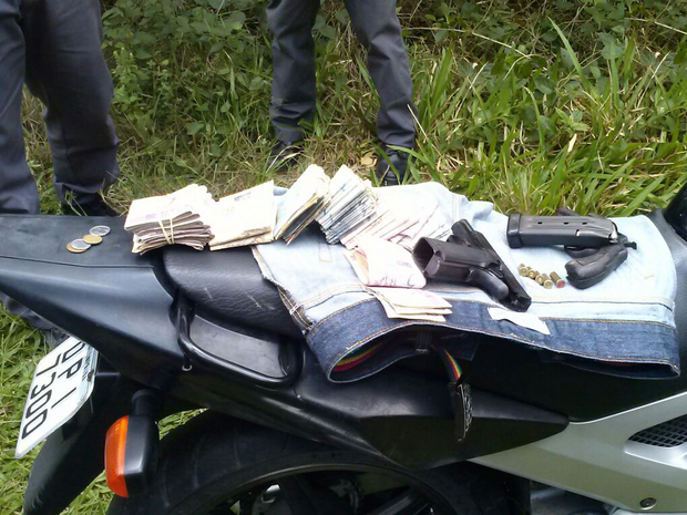 Bandidos abandonaram seus pertences e o que foi roubado, para fugir. (Foto: Divulgação/ Polícia Militar)