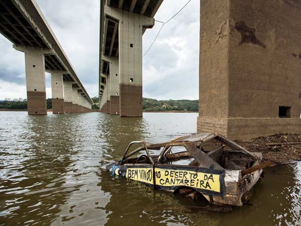 Carcaa de veculo  vista na represa do Atibainha, em Nazar Paulista, no interior de So Paulo, nesta quarta-feira. O reservatrio integra o Sistema Cantareira, que abastece mais de 6 milhes de pessoas na Grande So Paulo (Foto: Tiago Queiroz/Estado Contedo)