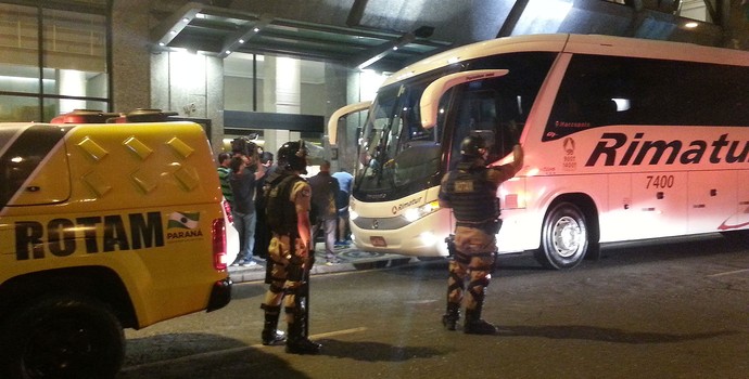 Com forte segurança e sem protesto, Palmeiras chega ao hotel em Curitiba