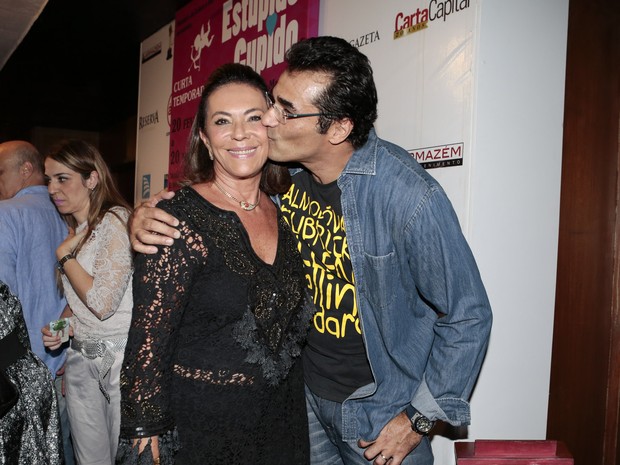 Luciano Szafir com a mãe, Beth Szafir, em estreia de peça em São Paulo (Foto: Rafael Cusato/ Brazil News)