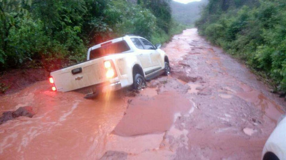 Veículos sofrem para transitar pelos resquícios da PI-392 (Foto: Arquivo Pessoal)