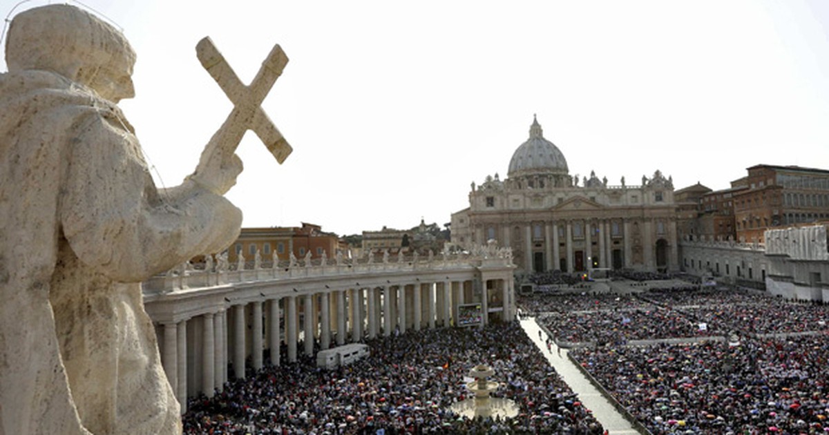 G1 - Fiéis lotam Praça de São Pedro para vigília de Pentecostes ...