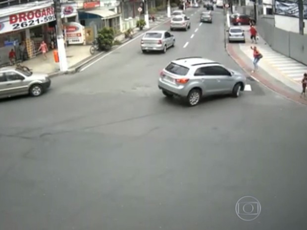Mulher é atropelada em Niterói e escapa com escoriações (Foto: Reprodução/Globo)