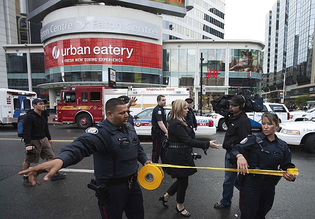 Policiais isolam o Easton Centre, shopping de Toronto, após atirar abrir fogo  (Foto: AP)