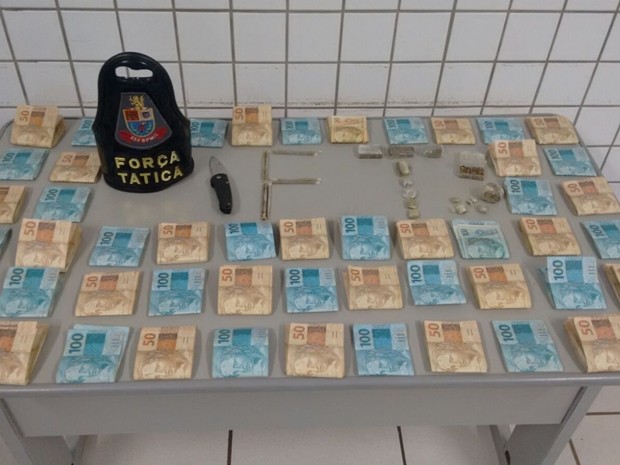 Dinheiro era escondido na residência do suspeito em Tatuí (Foto: Divulgação/Polícia Militar de Tatuí)
