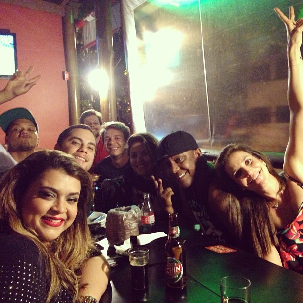 Preta Gil e Ivete Sangalo com amigos em restaurante em Salvador, na Bahia (Foto: Instagram/ Reprodução)