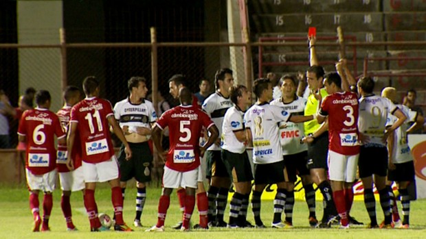 Pedro Paulo é expulso na derrota do XV de Piracicaba para o Mogi Mirim (Foto: Reprodução / EPTV)