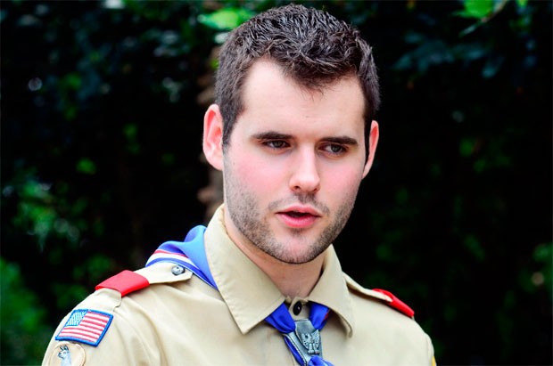 O escoteiro Zach Wahls, 20, filho de pais gays, fala à associação de Garotos Escoteiros dos EUA nesta quarta (30) após entregar uma petição com 280 mil assinaturas pedindo a mudança de políticas em relação a homossexuais (Foto: Reuters)