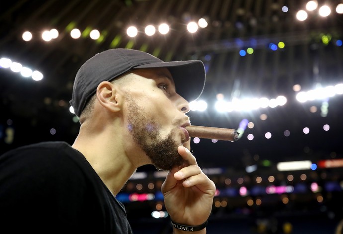 Curry fuma charuto dentro da quadra na comemoração do título da NBA (Foto: Getty Images)