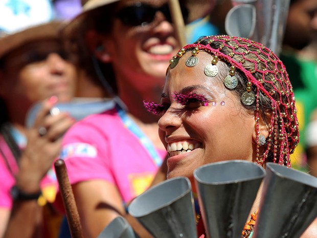 Ritmista sorri durante o desfile (Foto: Fernando Maia/Riotur)