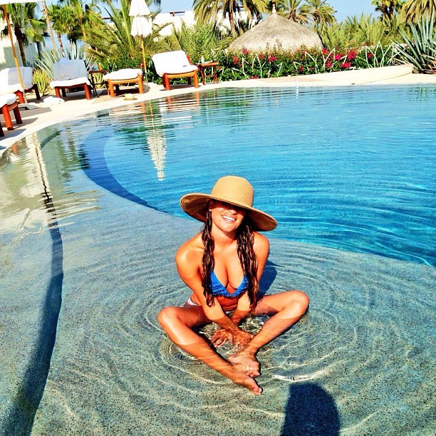 Lea Michele em piscina (Foto: Instagram/ Reprodução)
