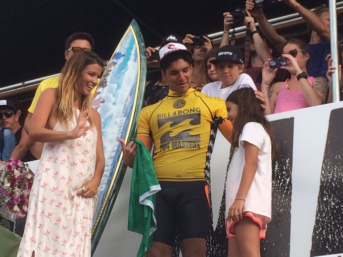 Gabriel Medina e a irmã, Sophia, após conquista do título em Pipeline, no Havaí (Foto: Carol Fontes)