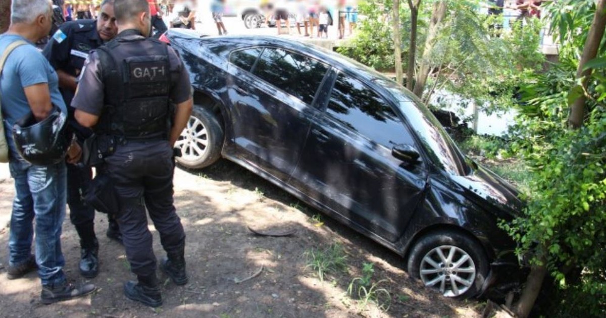 G Carro Bate Em Rvore Ap S Ocupantes Serem Baleados Em Campos No