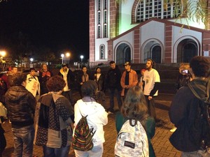Grupo afirma que vai passar a noite na praça da cidade  (Foto: Eduardo Cristófoli/G1)