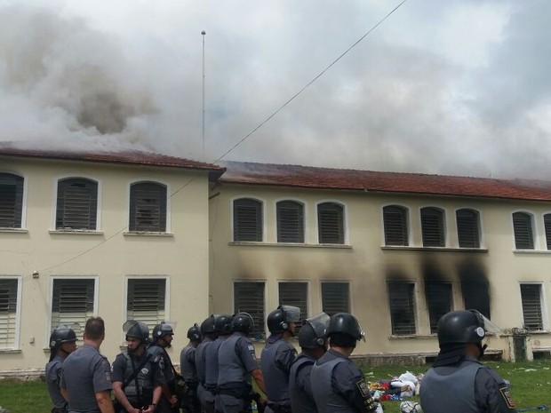 Polícia Militar entrou na penitenciária de Bauru (Foto: César Evaristo/TV TEM)