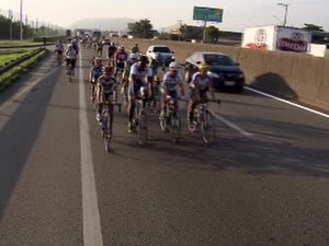 Atletas pedalaram pela rodovia em sinal de protesto (Foto: Reprodução/TV Tribuna)