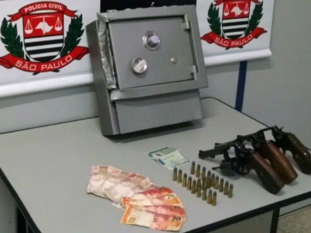Polícia apreendeu armas, munição e dinheiro com manchas de disposito de segurança de caixa eletrônico (Foto: Divulgação/Polícia Civil)