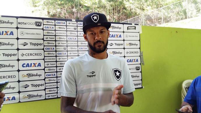 Bruno Silva em entrevista após o treino da manhã em Domingos Martins (Foto: Felippe Costa)