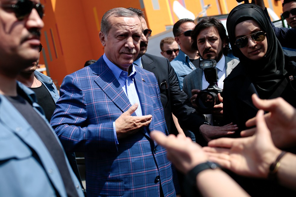 Recep Tayyip Erdogan, presidente da Turquia, vota em Uskudar, distrito de Istanbul, em referendo deste domingo (16) (Foto: Reuters/Alkis Konstantinidis)