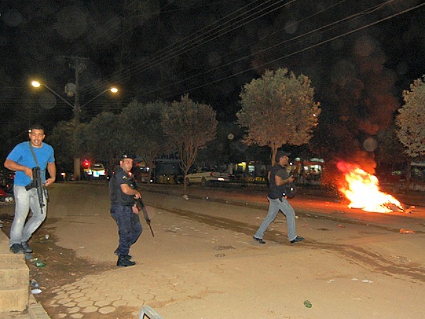 Moradores atearam fogo em pneus durante manifestação (Foto: Fernando Moreira/Buritis News)