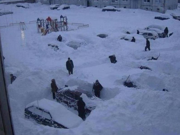 Pessoas cavam buracos na neve em busca de seus carros em rua de Clinton, Connecticut, nos EUA (Foto: Helker Gomes Rosa/VC no G1)
