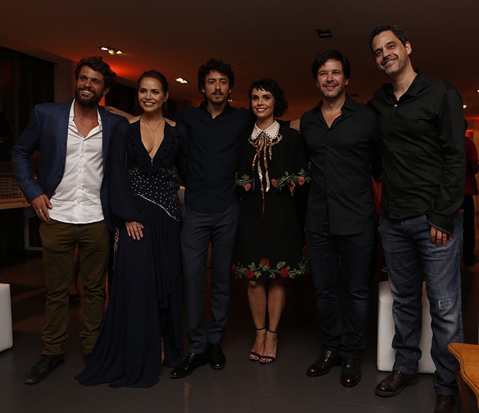 Murilo e Débora posam com parte do elenco (Foto: Ellen Soares/Gshow)