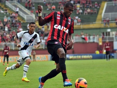 Marcelo, do Atlético-PR, negocia transferência para o Corinthians
