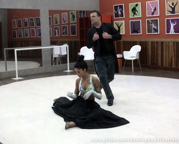 Aline olha o espelho enquanto Garib ensaia os passos (Foto: Domingão do Faustão / TV Globo)