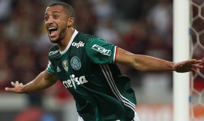 [FOTOS] Zagueiro celebra gol da vitória com salto de ouro