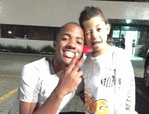 Victor Andrade e criança com câncer, em Santos (Foto: Reprodução / Instagram)