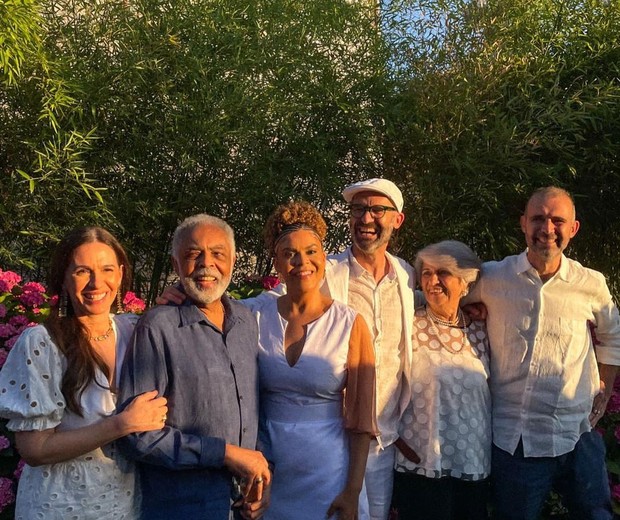 Flora Gil e Gilberto Gil com os noivos, Maria Gil e Giacomo Pirazolli, e os pais do rapaz  (Foto: Reprodução/Instagram)