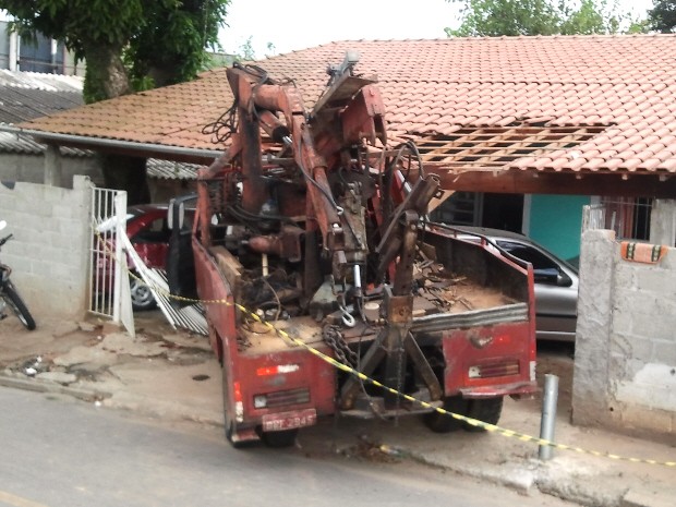 Um caminhão guincho invadiu uma casa no bairro Parque Três Marias na tarde desta sexta-feira (15), em Taubaté. Por volta das 16h30, o veículo desgovernado atingiu a residência que fica na altura do número 1.650 na Avenida Dom Pedro I. Dois carros da família foram destruídos e a estrutura do imóvel ficou abalada, pois uma viga foi atingida. Apenas o condutor do caminhão teve escoriações e foi encaminhado ao Hospital Regional. A Polícia Militar está no local. (Foto: Suellen Fernandes/G1)