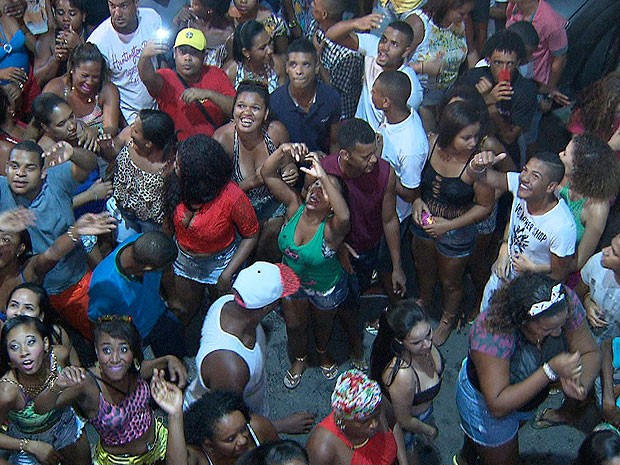 Público acompanha arrastão de Márcio Victor, vocalista do Psirico (Foto: Reprodução / TV Bahia)