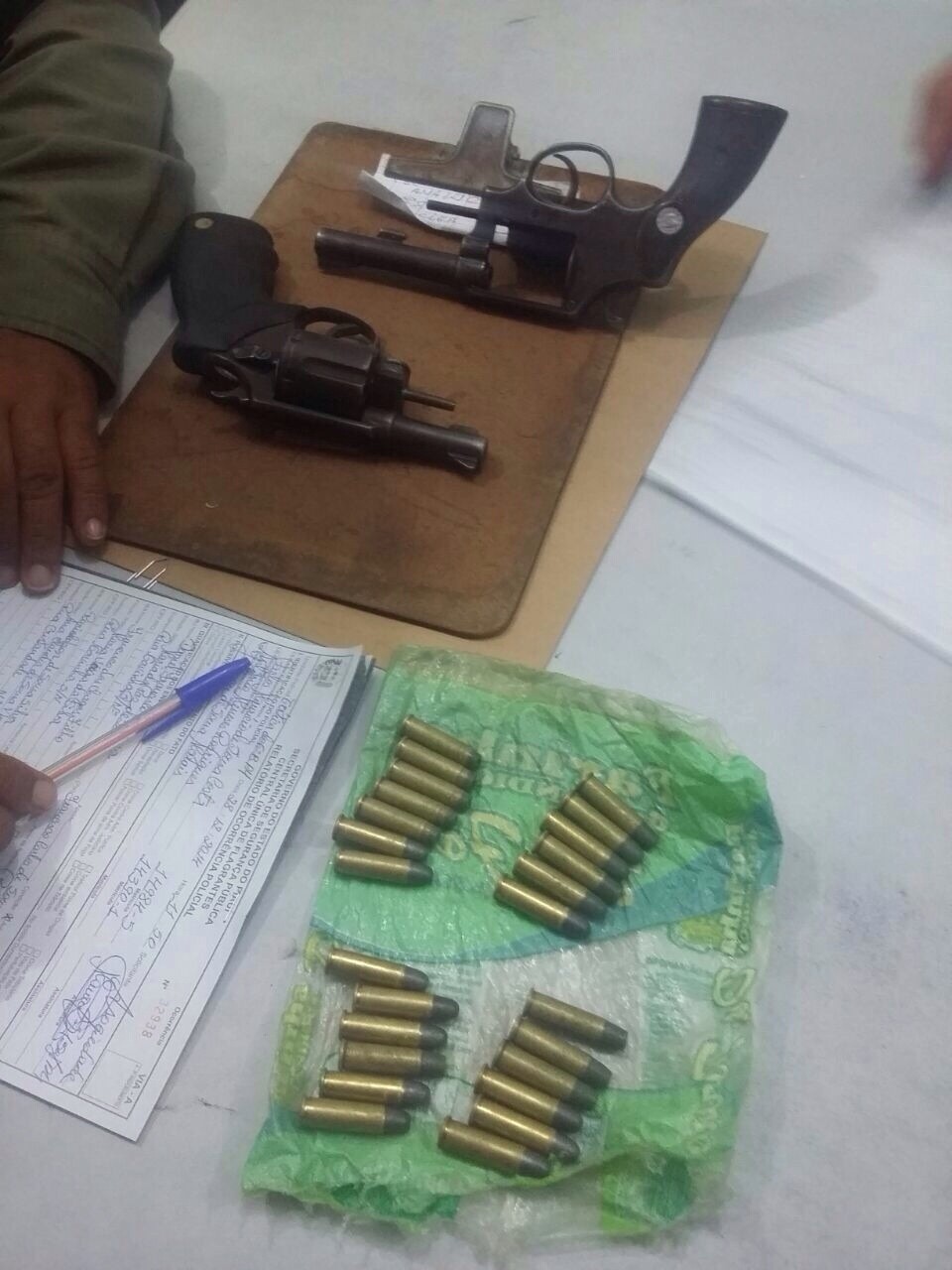 Armas e munições que foram encontradas com os suspeitos (Foto: Polícia Militar/Divulgação)