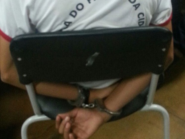 Garoto de 15 anos algemado após ser encontrado com arma em escola do DF (Foto: Polícia Militar/Divulgação)