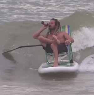 Surfista onda cadeira cerveja SUP (Foto: Reprodução/Vimeo)