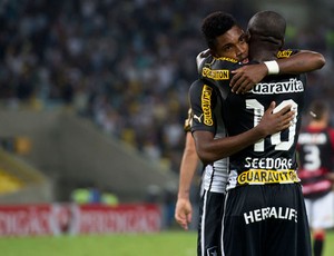 Vitinho e Seedorf comemoram, Botafogo x Vitória (Foto: Pedro Martins/Agência Estado)