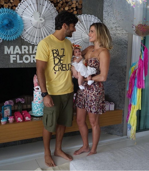 Deborah Secco e Hugo Moura com a filha, Maria Flor (Foto: Reprodução/Instagram)