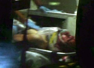 Imagem capturada de vídeo mostra Djokhar Tsarnaev, suspeito do atentado na Maratona de Boston, sendo removido em uma ambulância após ser preso pela polícia (Foto: Robert Ray/AP)