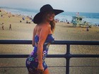 De vestido justo, Rita Guedes mostra as curvas em praia nos Estados Unidos
