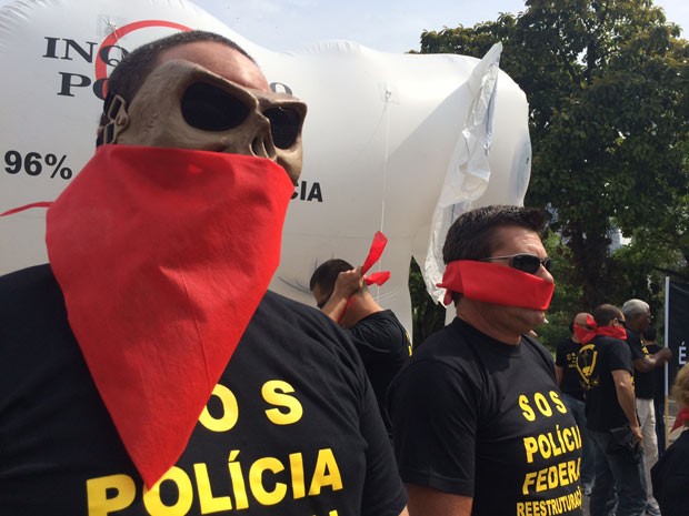 Policiais federais, mascarados, protestam na casa de festa onde Felipão anuncia seleção (Foto: Gabriel Barreira/ G1)