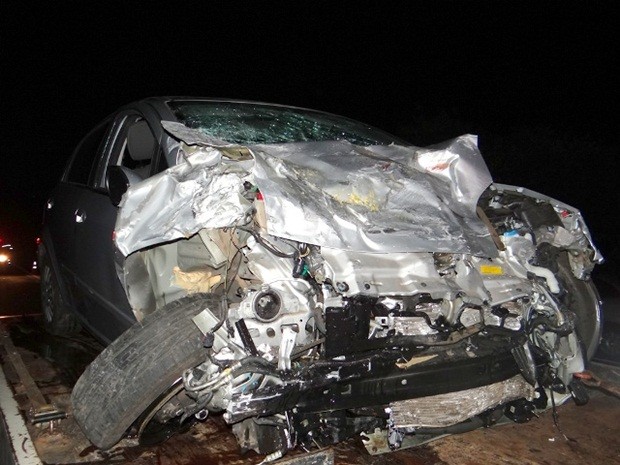 Ocupantes do outro carro envolvido tiveram ferimentos leves (Foto: Antonio Brito / Rádio Integração FM)