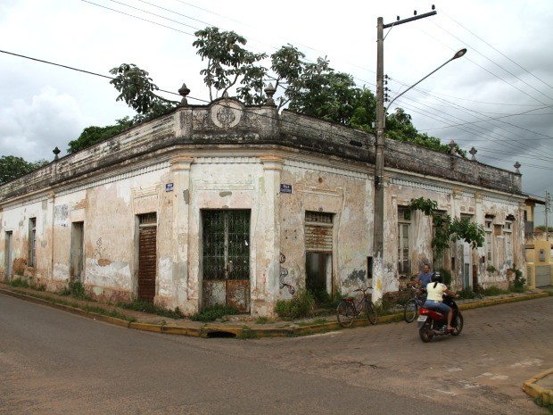 Foto mostra a Casa Pinho, de 1934, abandonada, depredada e tomada pelo matagal. (Foto: Felipe Mascarelli/Arquivo Pessoal)