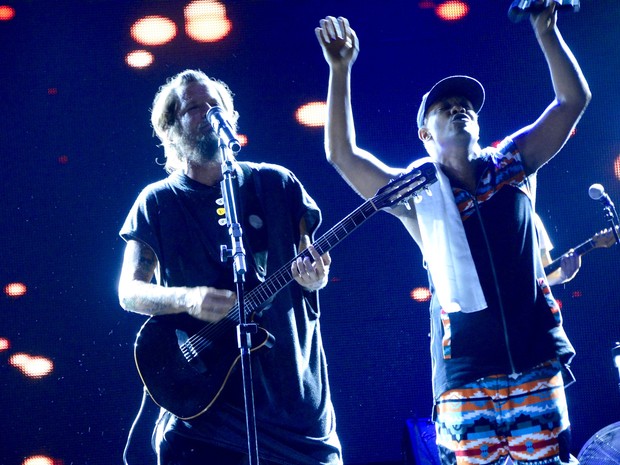 Saulo Fernandes e Márcio Victor em show em Salvador, na Bahia (Foto: André Carvalho/ Ag. Haack)